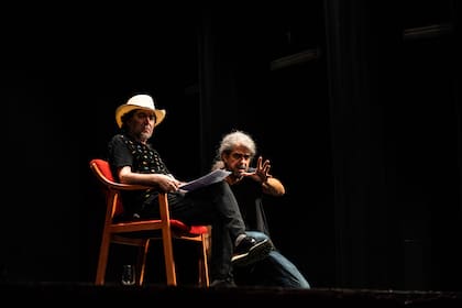 Joaquín Sabina, en el escenario, junto a Fernando León de Aranoa