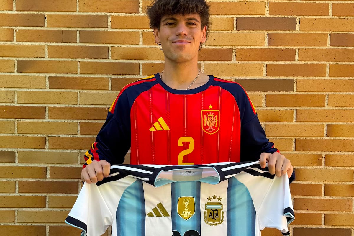 Joaquín Santa Cruz Jacquelin, con sus dos camisetas