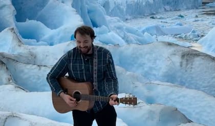 Joaquin Sturzenbaum, probando acordes en el glaciar.