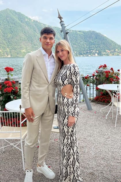 Joaquín “Tucu” Correa y su pareja, Chiara Casiraghi, que lució un diseño con estampa geométrica y cut-outs.