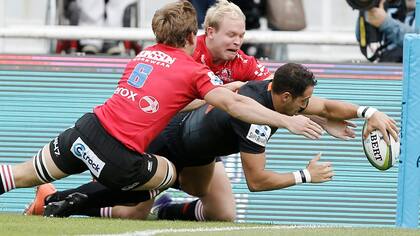 Joaquín Tuculet anota su try para los Jaguares