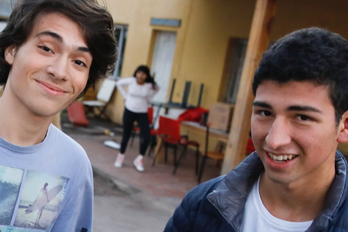 Joaquín Verdeja y otros 30 adolescentes dedican su tiempo libre para ayudar en hogares