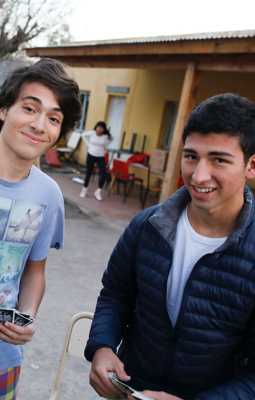 Joaquín Verdeja y otros 30 adolescentes dedican su tiempo libre para ayudar en hogares