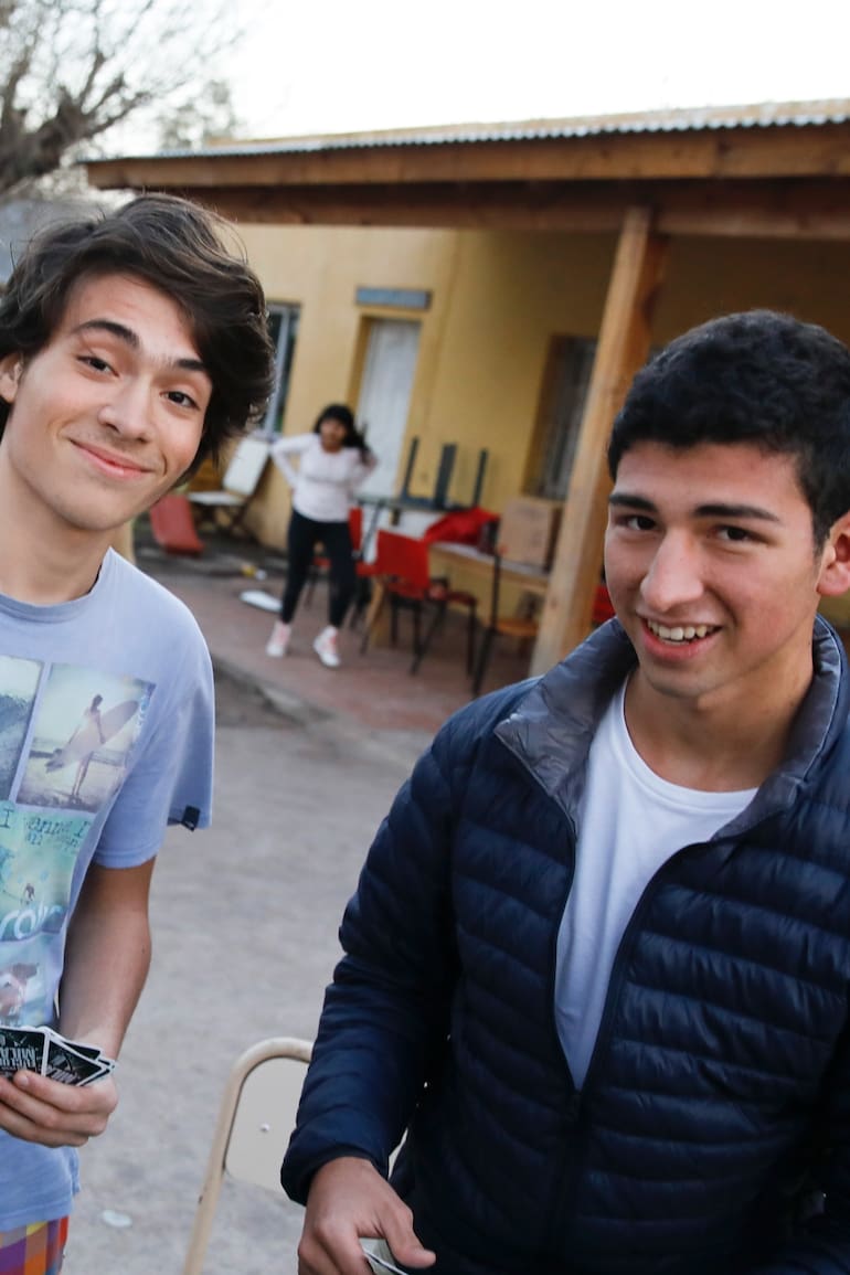 Joaquín Verdeja y otros 30 adolescentes dedican su tiempo libre para ayudar en hogares