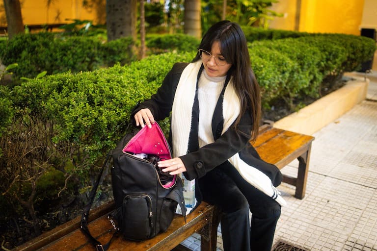 Joaquina Alderete, una joven de 26 años que creció en un contexto de pobreza extrema pero gracias a la intervención de la Fundación BisBlick pudo sostener sus estudios universitarios en Administración y actualmente trabaja en el sector de finanzas de Danone.