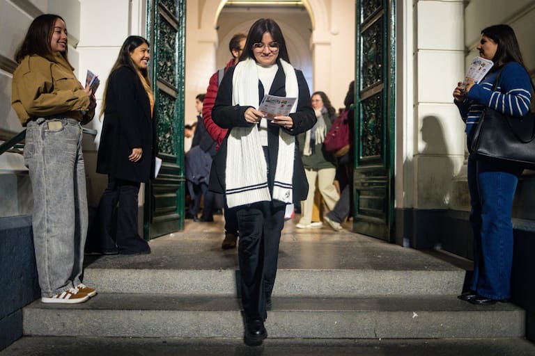 Joaquina Alderete, una joven de 26 años que creció en un contexto de pobreza extrema pero gracias a la intervención de la Fundación BisBlick pudo sostener sus estudios universitarios en Administración y actualmente trabaja en el sector de finanzas de Danone.