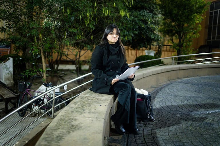 Joaquina Alderete, una joven de 26 años que creció en un contexto de pobreza extrema pero gracias a la intervención de la Fundación BisBlick pudo sostener sus estudios universitarios en Administración y actualmente trabaja en el sector de finanzas de Danone.