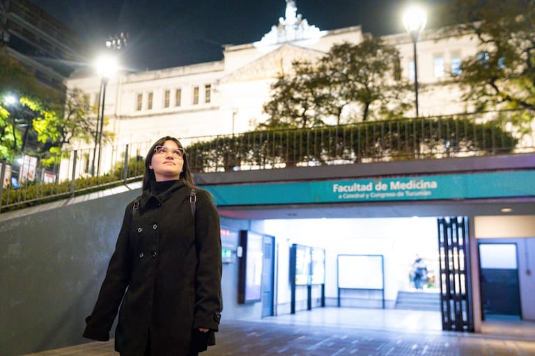 Joaquina Alderete, una joven de 26 años que creció en un contexto de pobreza extrema pero gracias a la intervención de la Fundación BisBlick pudo sostener sus estudios universitarios en Administración y actualmente trabaja en el sector de finanzas de Danone.