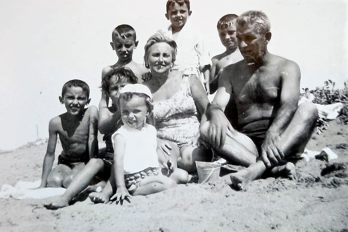 Joaquina Fernández Vega, en el centro, junto a su marido, Andrés Cortina Lángara, y sus hijos en la playa de Mar de Ajó, circa 1963, siete años después de haber llegado a la Argentina desde España