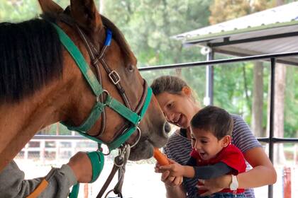 Joaquina Ferreyra tiene un trastorno neuromuscular. Alguien les recomendó equinoterapia y, al ver los resultados increíbles, los padres fundaron El Granero.