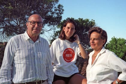 Joaquina junto a sus padres: Clorindo Testa y Teresa Bortagaray