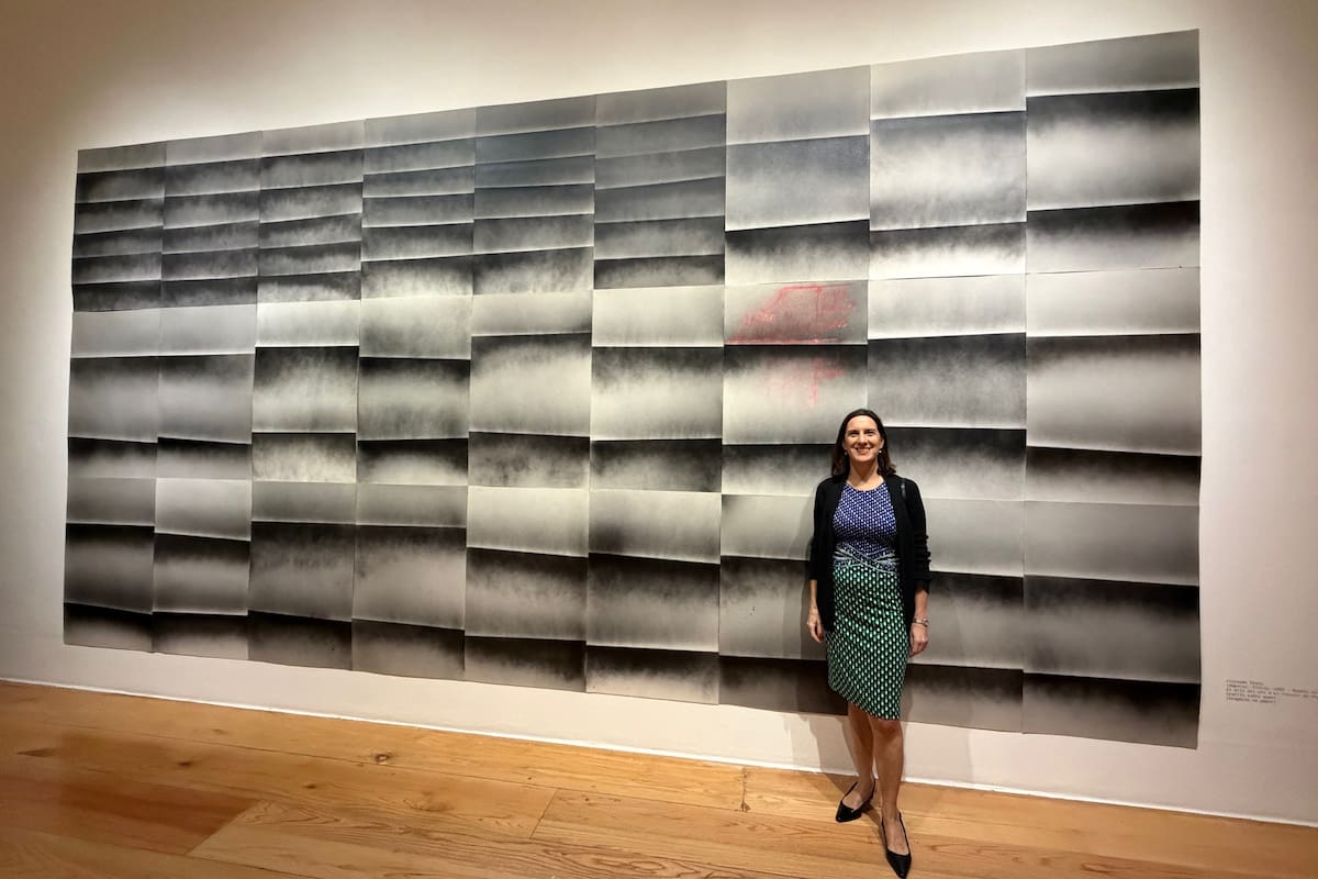 Joaquina Testa con "El mito del oro o el rescate de Atahualpa", obra realizada por su padre en 1978