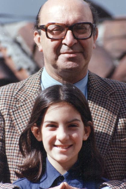 Joaquina Testa junto a su padre, Clorindo