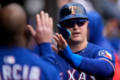 Joc Pederson regresa a la alineación de los Rangers tras perderse 52 juegos por una mano rota