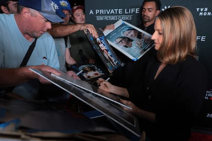 Jodie Foster se mostró muy simpática con sus fans durante la premiere de su película, A Private Life, en el Festival de Cine Francés Americano. La actriz firmó autógrafos y se sacó fotos antes de entrar a la proyección