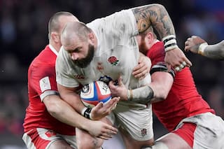 Inglaterra sufrió al final, pero ganó un partido clave del Seis Naciones