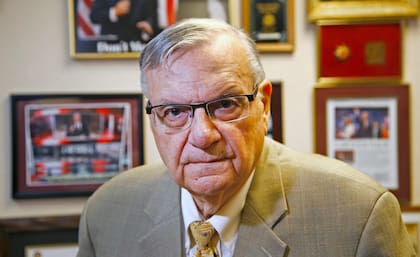 Joe Arpaio posa para una fotografía en su oficina de Fountain Hills, Arizona, en 2019 (AP Foto/Ross D. Franklin, Archivo)