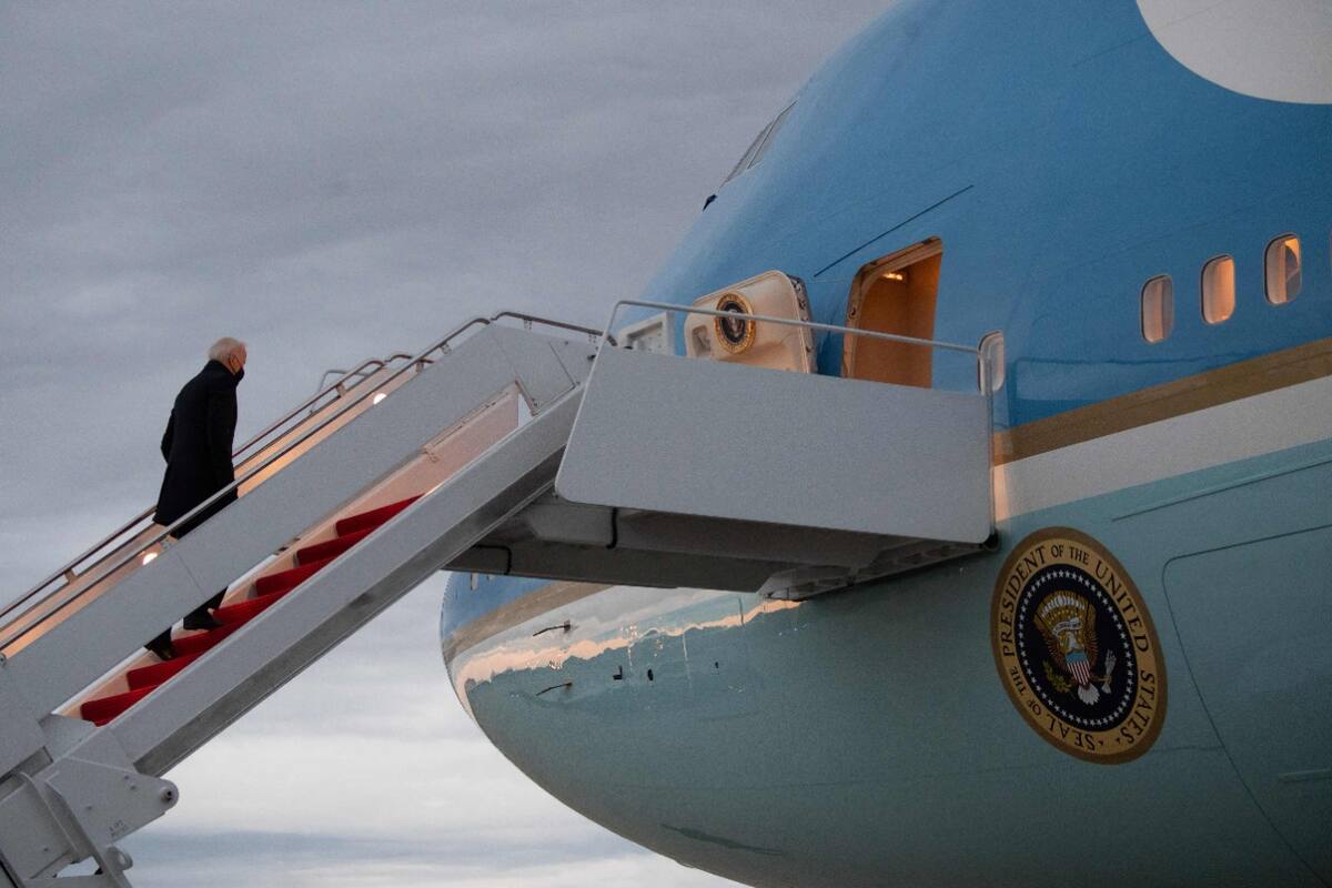 Joe Biden aborda el Air Force One en las afueras de Washington, en una nueva etapa de su flamante gobierno