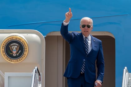 Joe Biden, al abordar el Air Force One para el viaje a Los Ángeles. (AP Photo/Gemunu Amarasinghe)