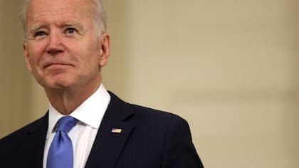 Joe Biden anunció este miércoles que su gobierno respaldará las negociaciones para suspender temporalmente los derechos de propiedad intelectual sobre las vacunas contra el covid-19.