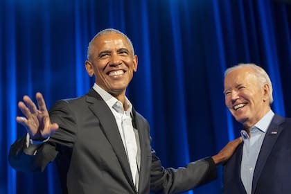 El presidente Joe Biden, derecha, y los expresidentes Barack Obama, izquierda, y Bill Clinton participan en un evento de recaudación de fondos con Stephen Colbert en el Radio City Music Hall, el jueves 28 de marzo de 2024