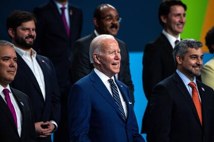 Joe Biden (centro), al cierre de la Cumbre de las Américas, junto a Iván Duque, Gabriel Boric y Mario Abdo Benitez, entre otros mandatarios