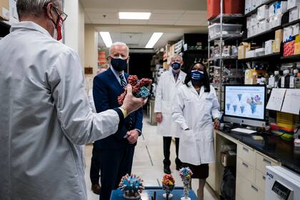 Joe Biden durante una visita al Laboratorio de Patogénesis Viral, en Maryland