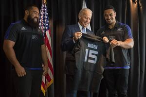Joe Biden, en 2016, cuando recibió una camiseta de los All Blacks personalizada de manos de Charlie Faumuina y Jerome Kaino
