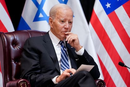 Joe Biden escucha durante una reunión bilateral con Benjamin Netanyahu en Tel Aviv (Archivo)