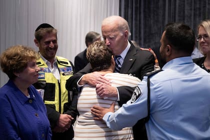 Joe Biden se abraza con Rachel Edri