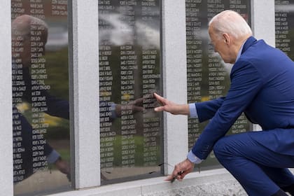 Joe Biden toca el nombre de su tío Ambrose J. Finnegan, Jr., en un memorial de la Segunda Guerra en Scranton. (AP/Alex Brandon)