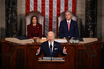 La vicepresidenta de EE. UU., Kamala Harris, y el presidente de la Cámara de Representantes de EE. UU., Kevin McCarthy (R-CA), escuchan mientras el presidente de EE. UU., Joe Biden, pronuncia el discurso sobre el Estado de la Unión en la Cámara de Representantes del Capitolio de EE. UU. en Washington, DC, el 7 de febrero.