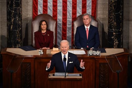 La vicepresidenta de EE. UU., Kamala Harris, y el presidente de la Cámara de Representantes de EE. UU., Kevin McCarthy (R-CA), escuchan mientras el presidente de EE. UU., Joe Biden, pronuncia el discurso sobre el Estado de la Unión en la Cámara de Representantes del Capitolio de EE. UU. en Washington, DC, el 7 de febrero.