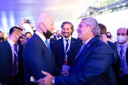 Saludo entre el presidente Alberto Fernández y su par estadounidense Joe Biden en Roma.