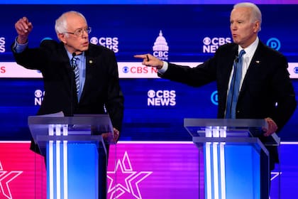 Joe Biden y Bernie Sanders, durante el debate