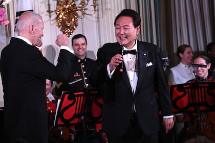 Joe Biden y el presidente surcoreano, Yoon Suk Yeol, en la cena de Estado en la Casa Blanca. (Brendan SMIALOWSKI / AFP)