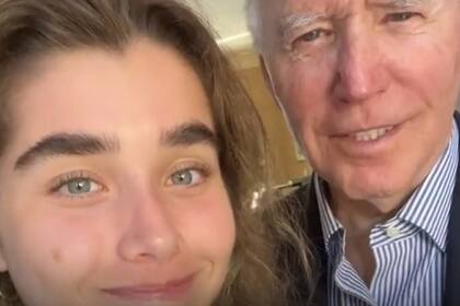 Joe Biden y su nieta Natalie emiten su voto adelantado
