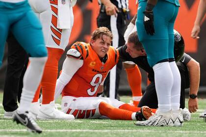 Joe Burrow, de Bengals, sale con muletas y bota tras lesión en el pie en victoria ante Jaguars