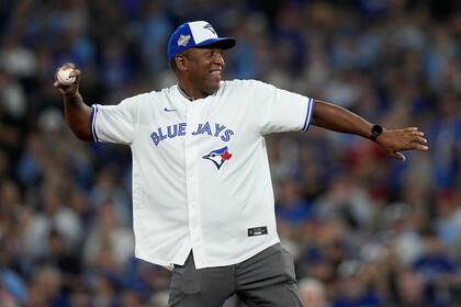 Joe Carter luce chaqueta de jonrón de Azulejos tras lanzar 1ra bola en 2do juego de Serie Mundial