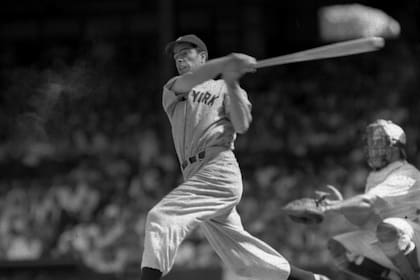 Joe dejó la escuela a los 14 años, jugó en las Ligas Menores con su hermano y llegó a los Yankees en 1936; ganó nueve campeonatos y tres MVP