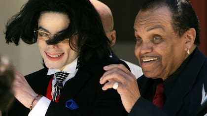 Michael Jackson junto a su padre, Joe