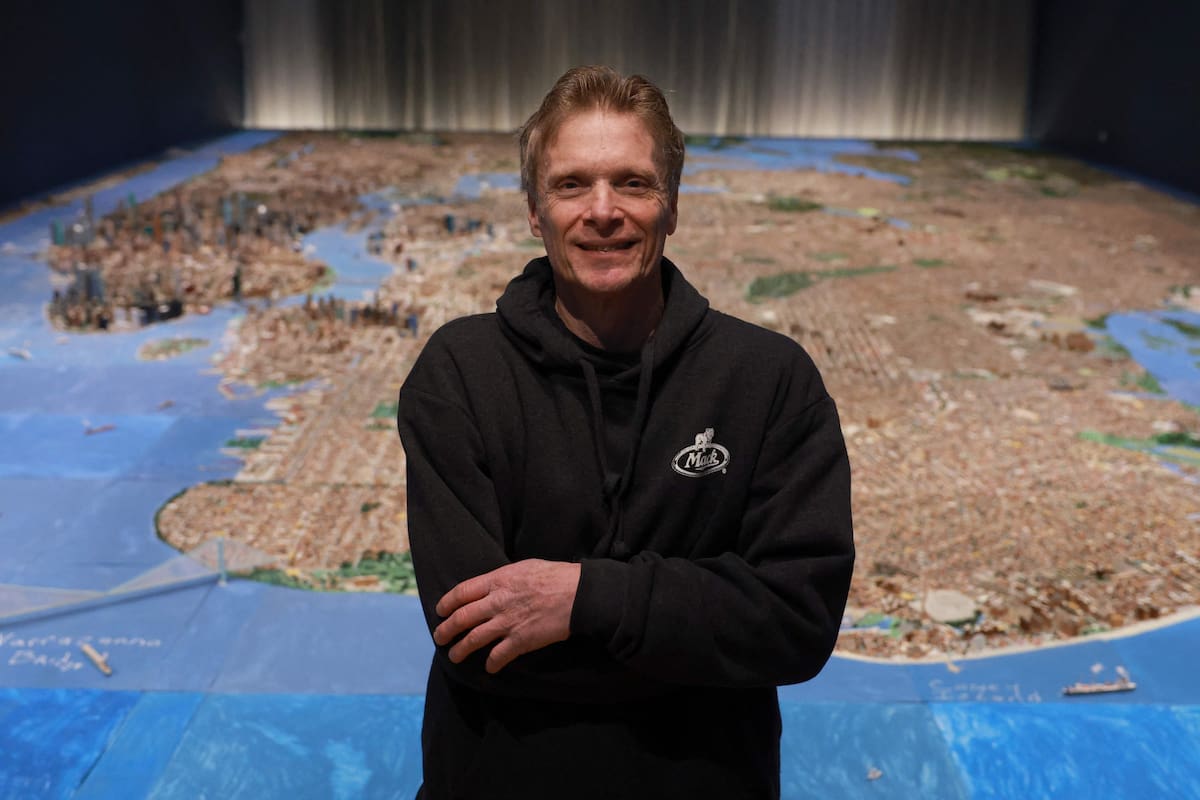 Joe Macken con la maqueta que se exhibe en la muestra "Él construyó esta ciudad", en el Museo de la Ciudad de Nueva York