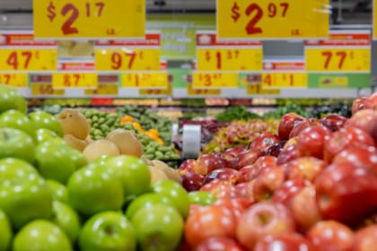 Joe V’s Smart Shop ofrece productos frescos como frutas, verduras, carnes y sushi, con precios competitivos