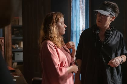 Joe Wright dirige a Amy Adams en La mujer en la ventana, la recientemente estrenada película por Netflix