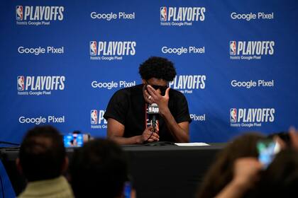 Joel Embiid, de los Sixers de Philadelphia, en la conferencia de prensa en la que anunció que padece parálisis de Bell, una dolencia que debilita los músculos de la cara