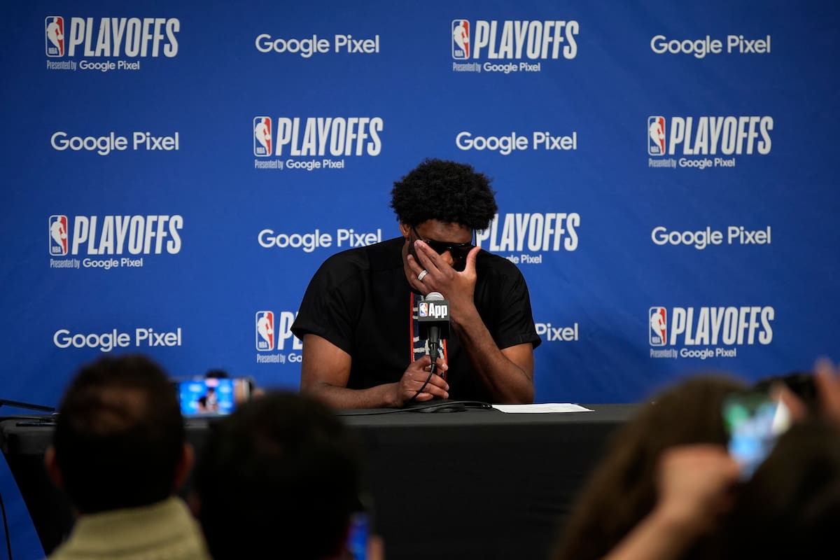 Joel Embiid, de los Sixers de Philadelphia, en la conferencia de prensa en la que anunció que padece parálisis de Bell, una dolencia que debilita los músculos de la cara