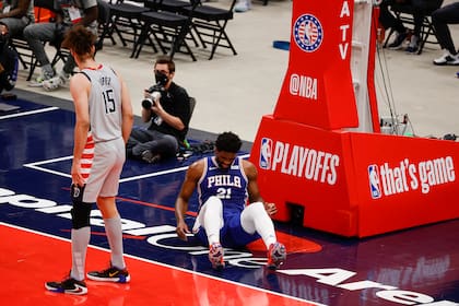 Joel Embiid sufrió un fuerte dolor en la rodilla derecha