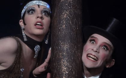 Joel Grey repitió su interpretación del Maestro de Ceremonias en el cine luego de haberlo consagrado en Broadway.