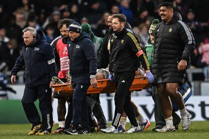Joel Sclavi es retirado en camilla luego del choque con Du Preez por Copa Europa de Campeones de Rugby en Manchester