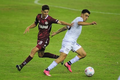 Joel Soñora se lleva la pelota ante la marca de Tomás Belmonte; una escena del partido que Lanús venció a Talleres de Córdoba por 1-0